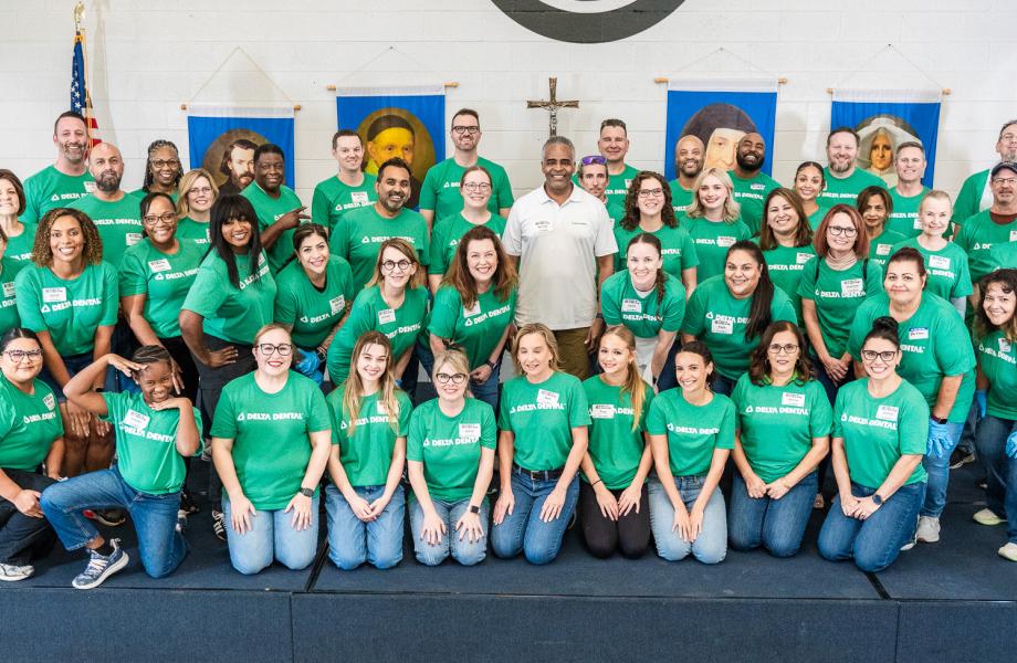 Delta Dental of Arizona volunteers pose for a group photo.